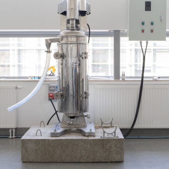 High-speed centrifuge with a vertical axis bowl