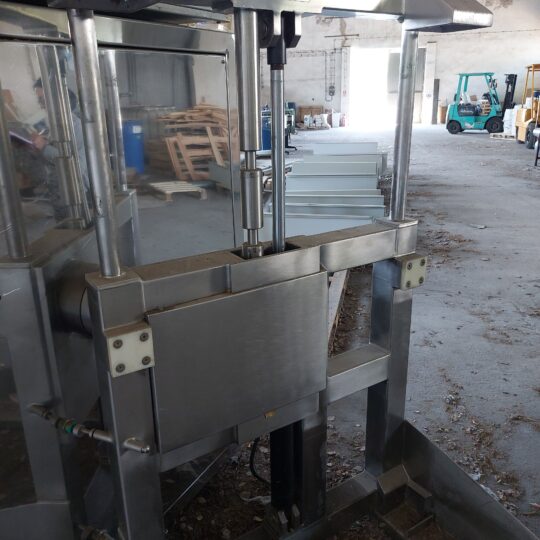 Powder mixer in bins