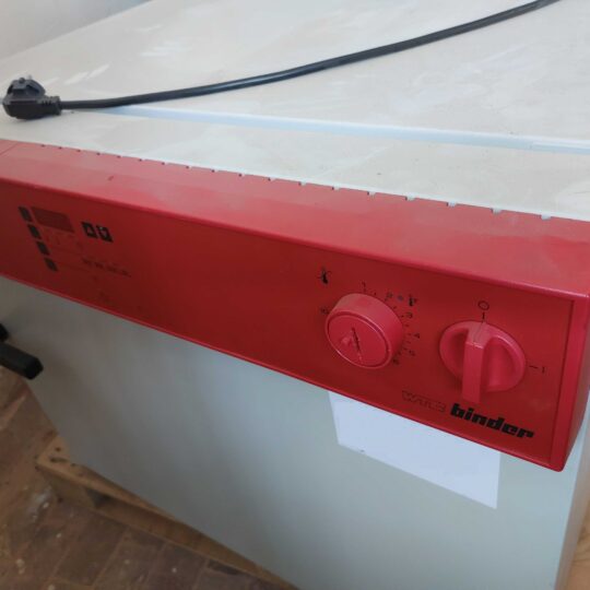 Vacuum tray dryer